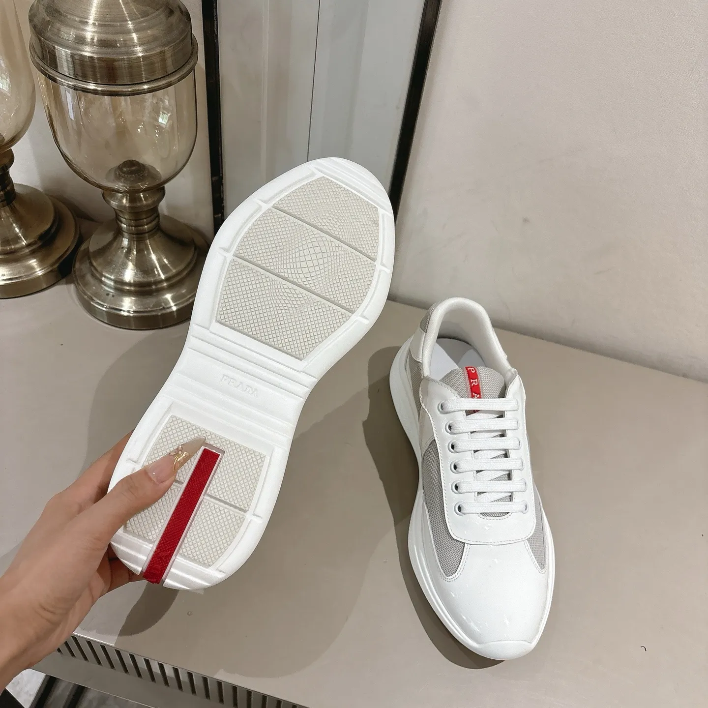 👟👟Ex-factory price 520👟👟 (Top version) Prada casual sports shoes, fashionable thick-soled casual loafers, unique taste, loved by everyone and easy to control, popular every year. There is also a versatile classic shoe last, which is enough to conquer you, wear it, increase the height and casualness, simple and handsome on the feet. The fabric is imported patent leather, the inner foot pad is soft and delicate, and the breathable mesh fabric is comfortable, ip Foam mold anti-slip lightweight outsole